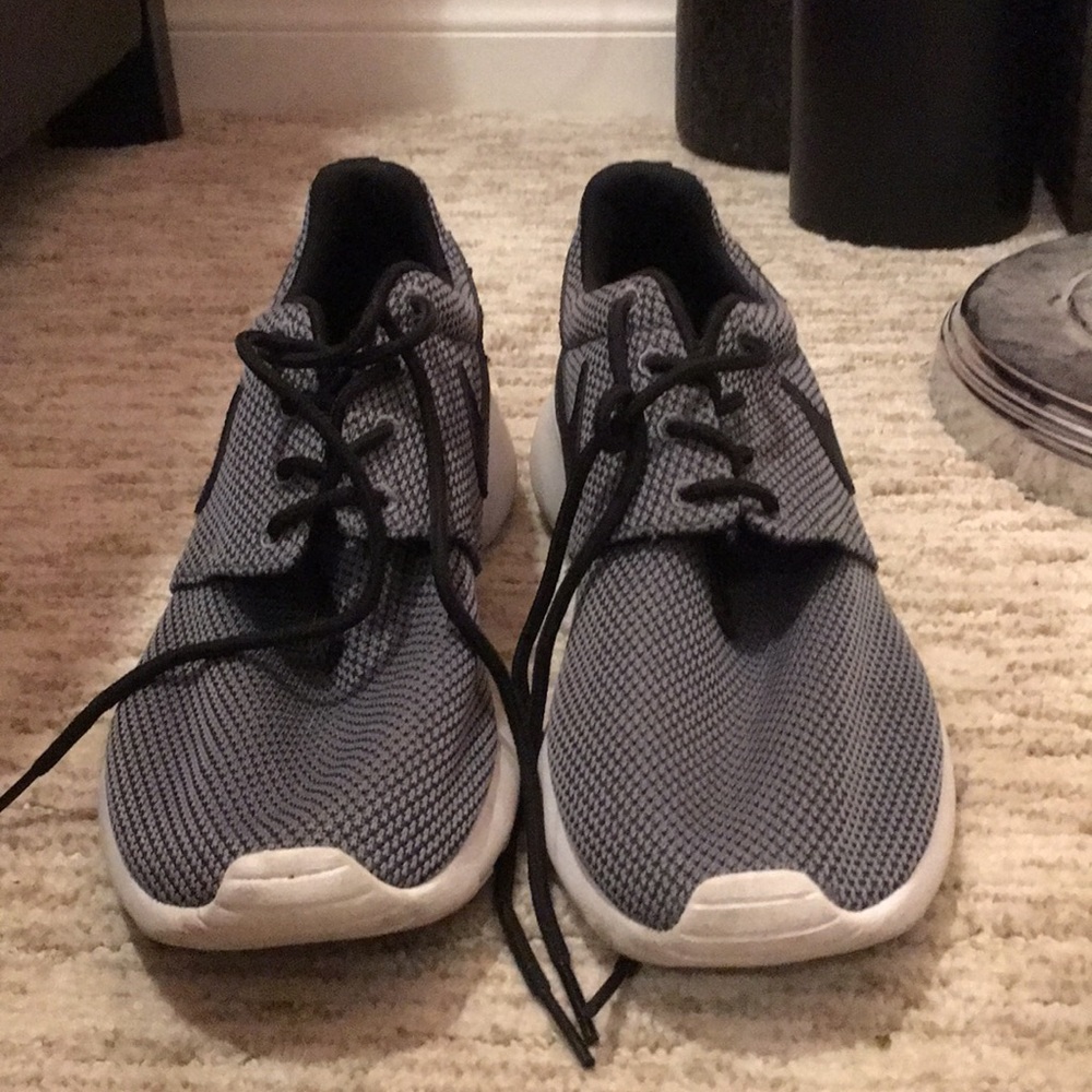 Nike Roshe’s size 7y, UK size 6 men’s sizing